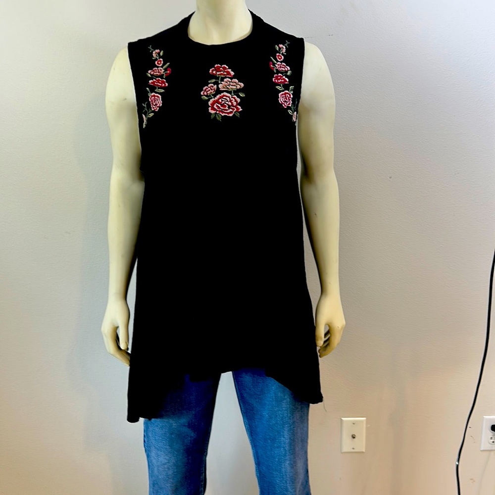 Maurices Womens Black Sleeveless flowey blouse with beautiful flower embroidery